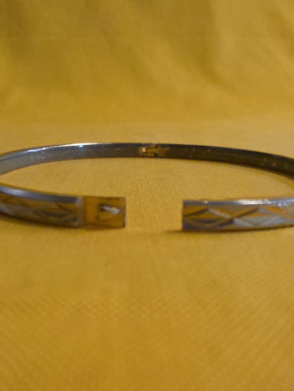 Vintage-Style ▪︎ Gold-Tone Hinged Bangle Bracelet ▪︎ Diamond-Cut Texture